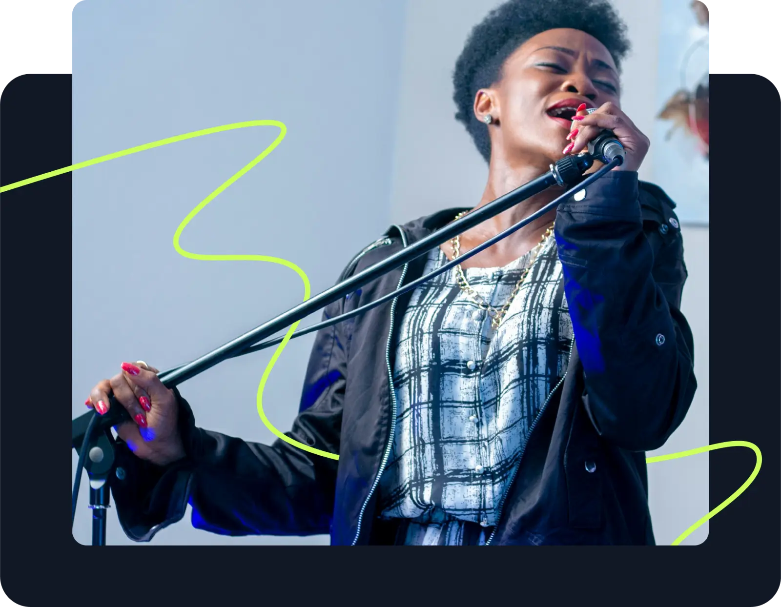 Woman singing into a microphone during a Forte lesson